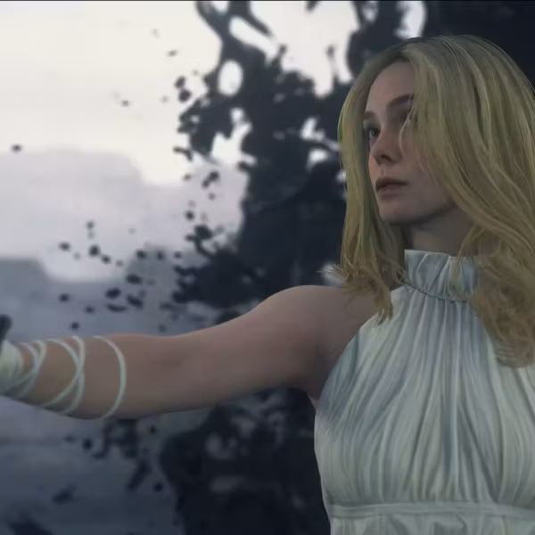 Женщина в белом платье и черных перчатках фильм Death Stranding 2