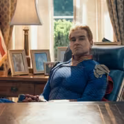 Мужчина в костюме в кабинете сериала Пацаны