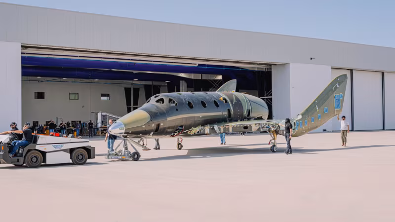 Корабль для туристических полётов Virgin Galactic на аэродроме