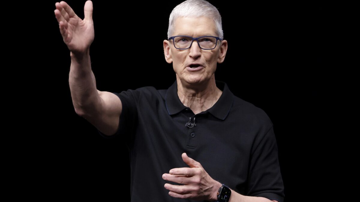 Человек в черной рубашке и очках говорит анонс Apple