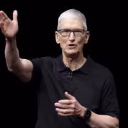 Человек в черной рубашке и очках говорит анонс Apple