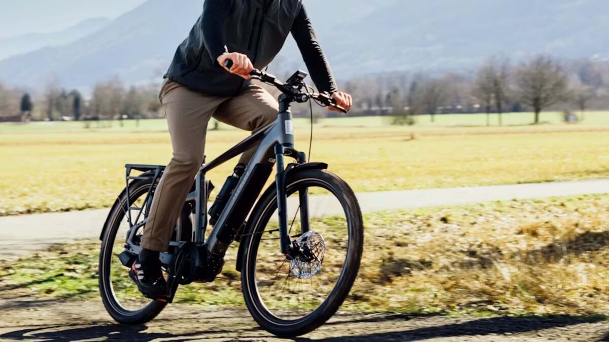 электровелосипед Aventon Trava EXP ездит по тротуару