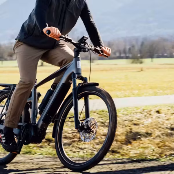 электровелосипед Aventon Trava EXP ездит по тротуару