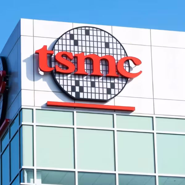 Здание TSMC с логотипом компании на фасаде