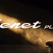 Кроссовер Tenet Plus на темной парковке с световым эффектом