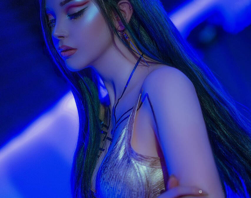 Косплей девушки в стиле Неокитч из Cyberpunk 2077