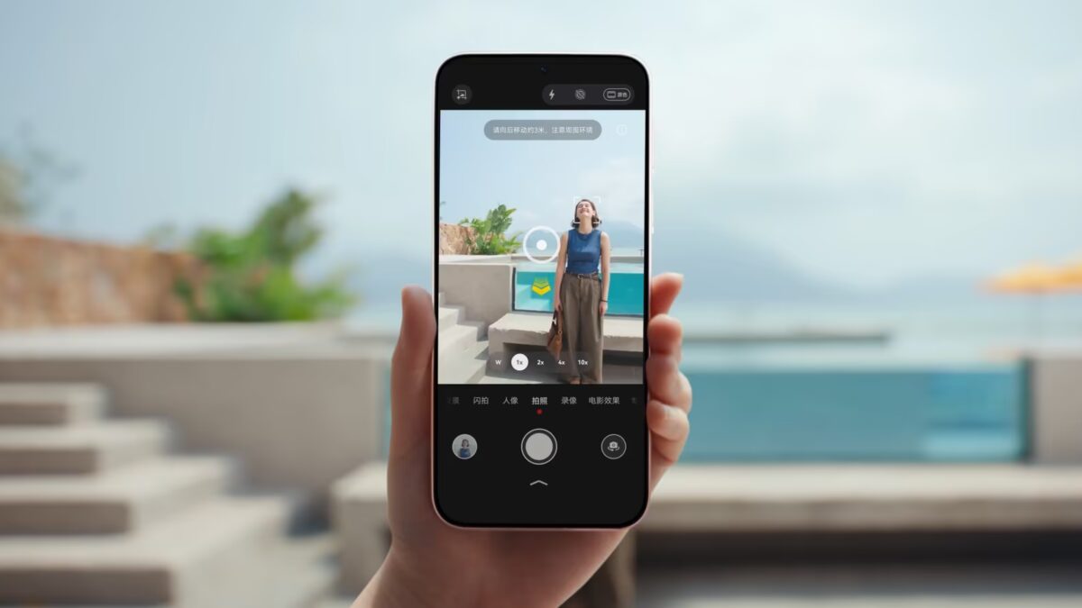 Человек снимает селфи на Huawei Pura 90 у бассейна