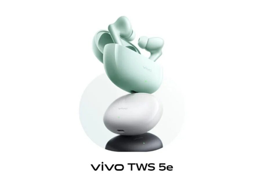 белые наушники Vivo TWS 5e на зарядной станции