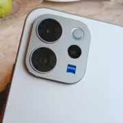 Камера смартфона три объектива вспышка логотип