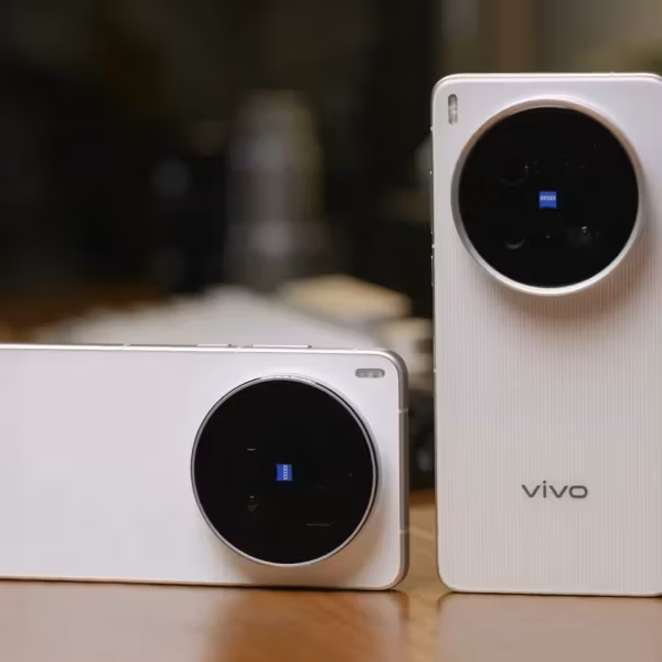 два смартфона vivo X300 Ultra и X200 Ultra на деревянной поверхности