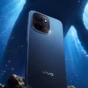 Vivo Y600 Turbo под водой с рыбами и камнями