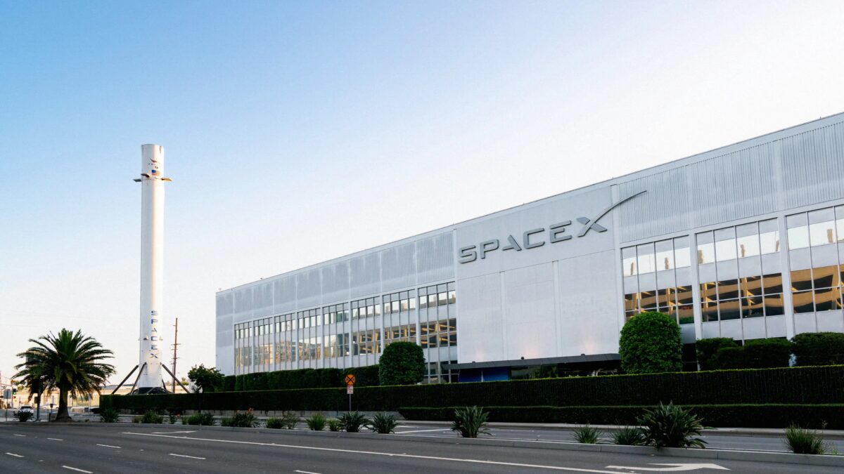 здание SpaceX и ракета на подставке