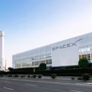здание SpaceX и ракета на подставке