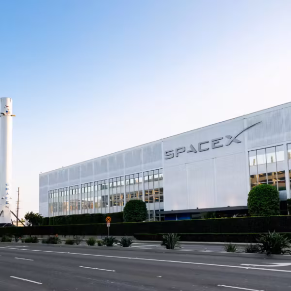здание SpaceX и ракета на подставке