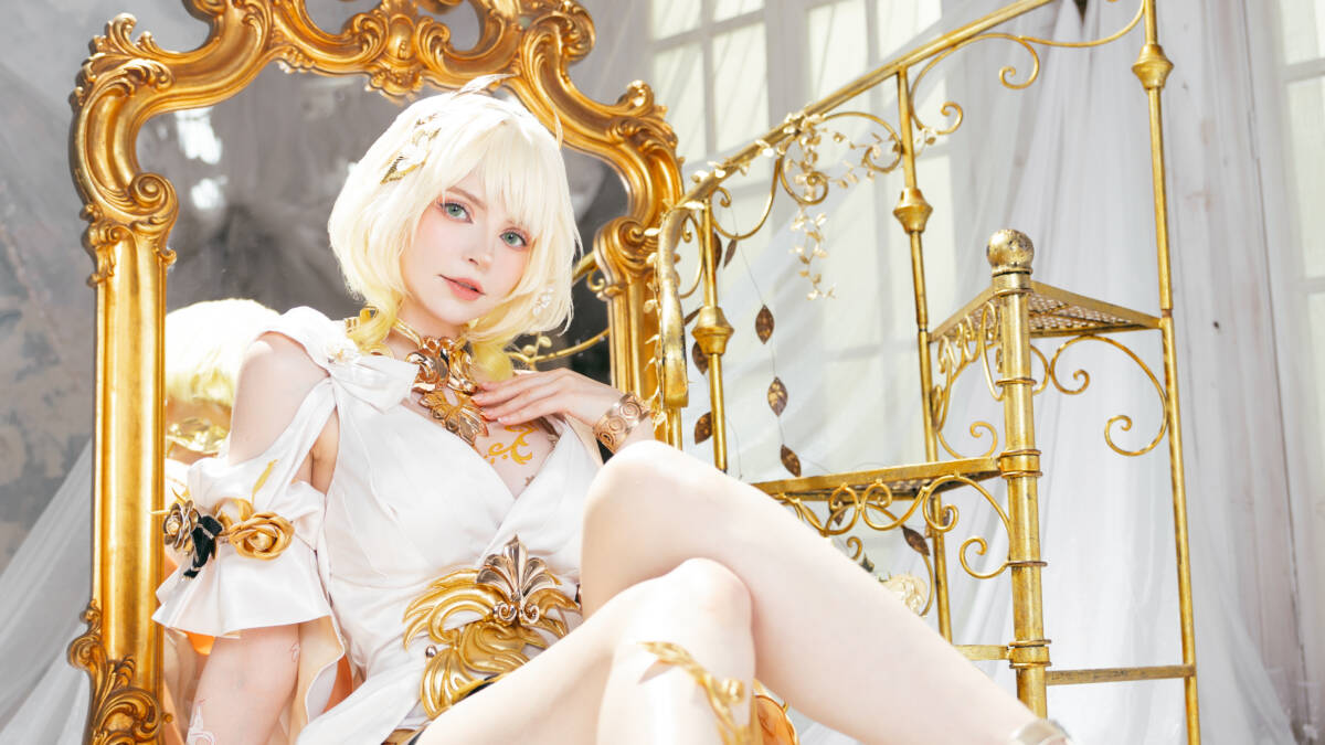 Аглая из Honkai Star Rail косплей PeachMilky золотая кровать