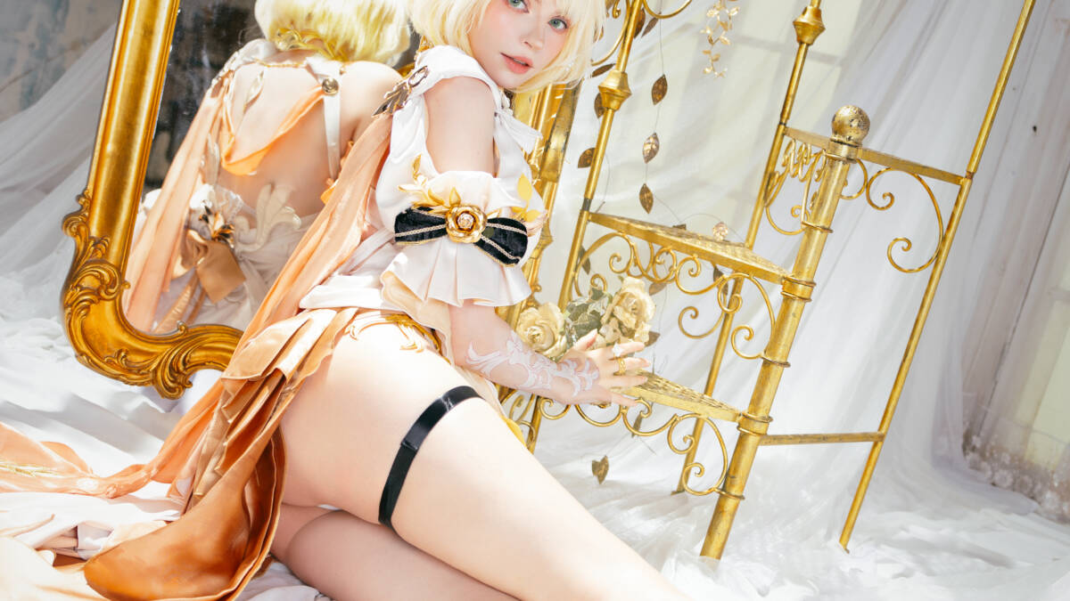Аглая из Honkai Star Rail косплей PeachMilky сексуальная поза