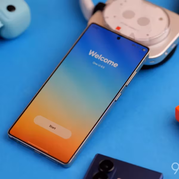 смартфон Samsung Galaxy с экраном Welcome стартовой страницей