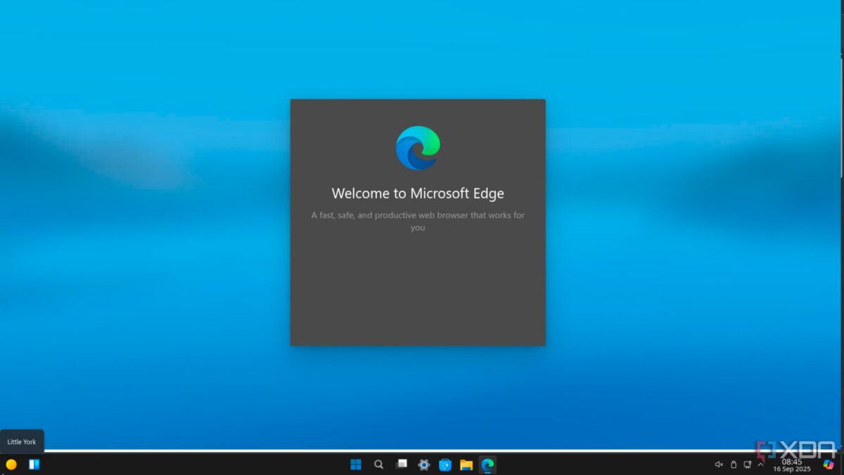 Экран компьютера с приветственным окном Microsoft Edge