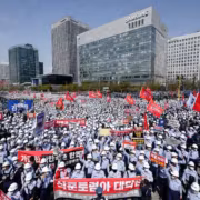 Митинг работники Samsung забастовка протеста