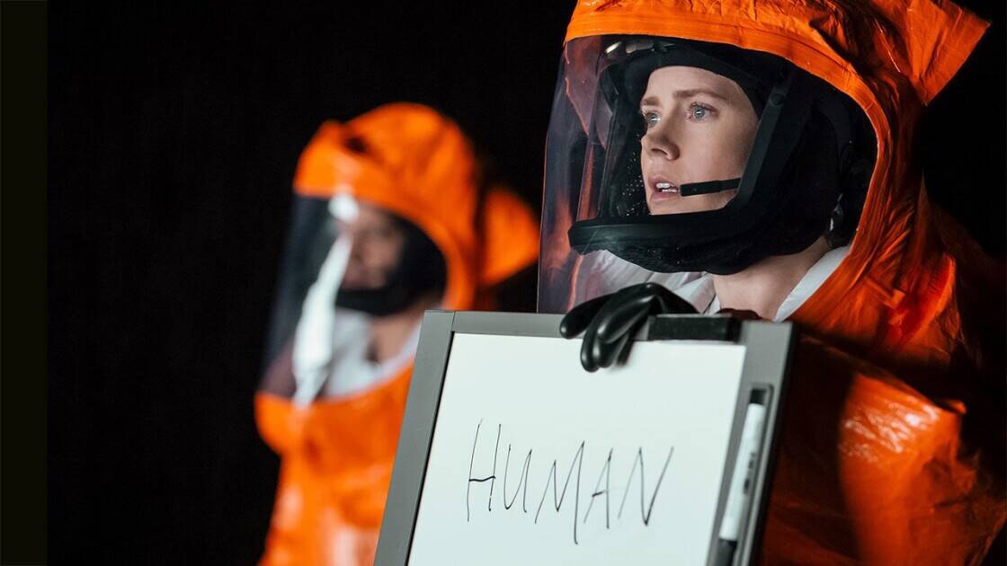 люди в защитных костюмах и шлемах с надписью Human Netflix