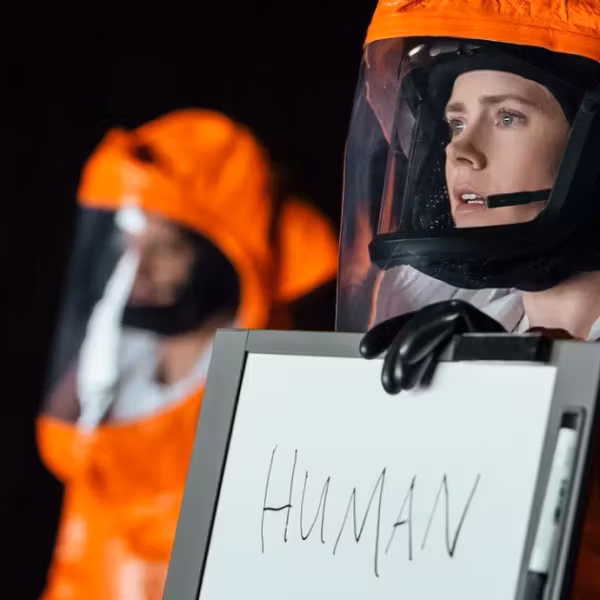 люди в защитных костюмах и шлемах с надписью Human Netflix