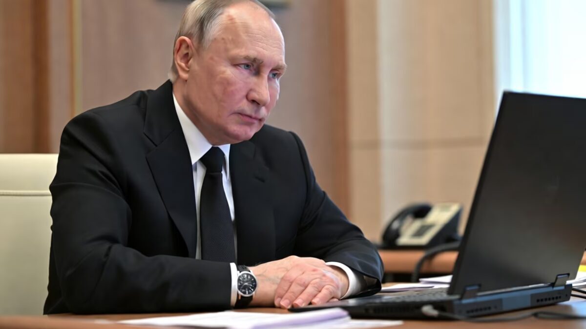 Путин сидит за рабочим столом с ноутбуком Россия вход в тройку по суверенному ИИ