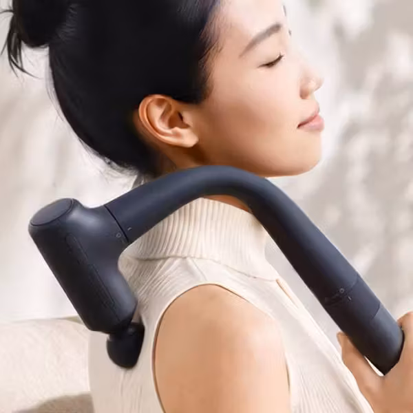 Женщина использует массажный пистолет Xiaomi Fascia Gun 3