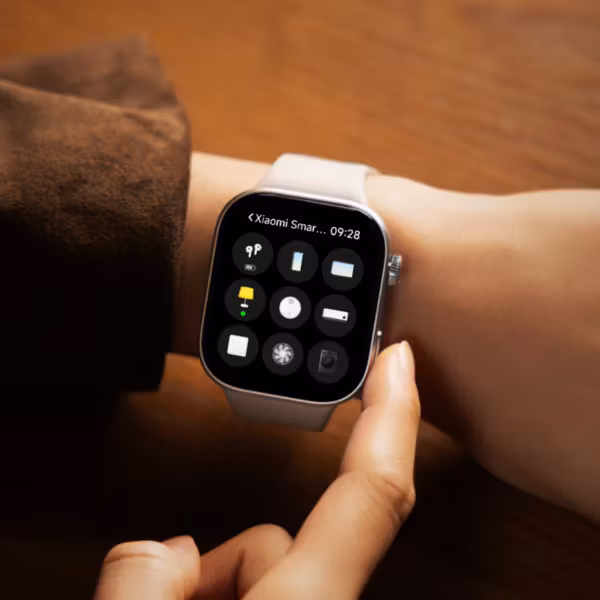 Умные часы Redmi Watch 6 на руке человека