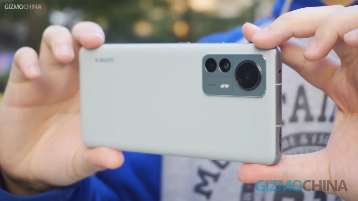 Человек держит смартфон Xiaomi с тройной камерой