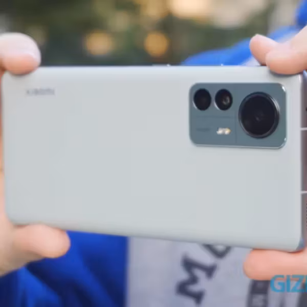 Человек держит смартфон Xiaomi с тройной камерой