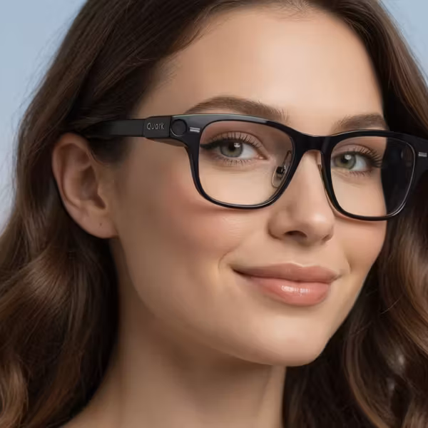 Женщина в очках Quark S1 с 3D-отображением