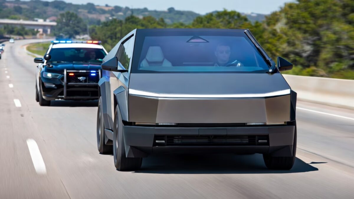 Tesla Model Cybertruck, полиция с мигалками на дороге