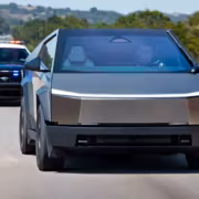 Tesla Model Cybertruck, полиция с мигалками на дороге