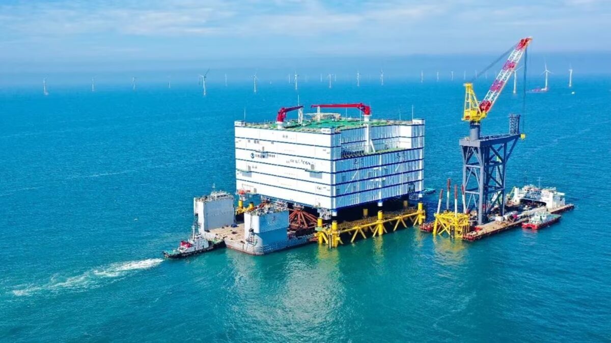 Морская HVDC-станция на 2 ГВт с крупной башней и разными крановыми машинами