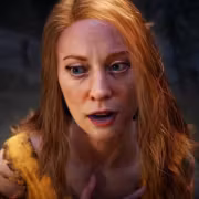 Женщина с рыжими волосами в сцене God of War Laufey