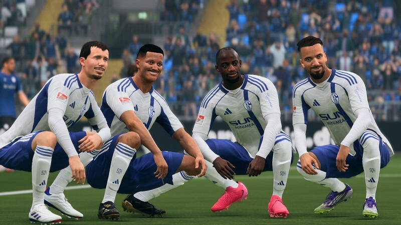 Футболисты в форме Schalke на поле с мячом реклама EA Advertising