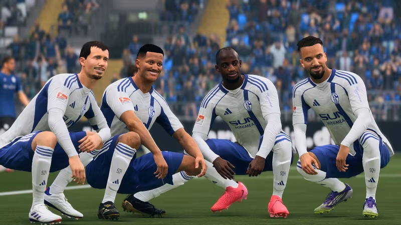 Футболисты в форме Schalke на поле с мячом реклама EA Advertising