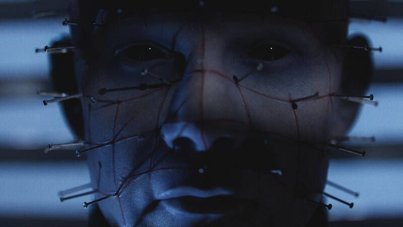 Лицо куклы-манекена с иглами Хеллрейзера из фильма Hellraiser