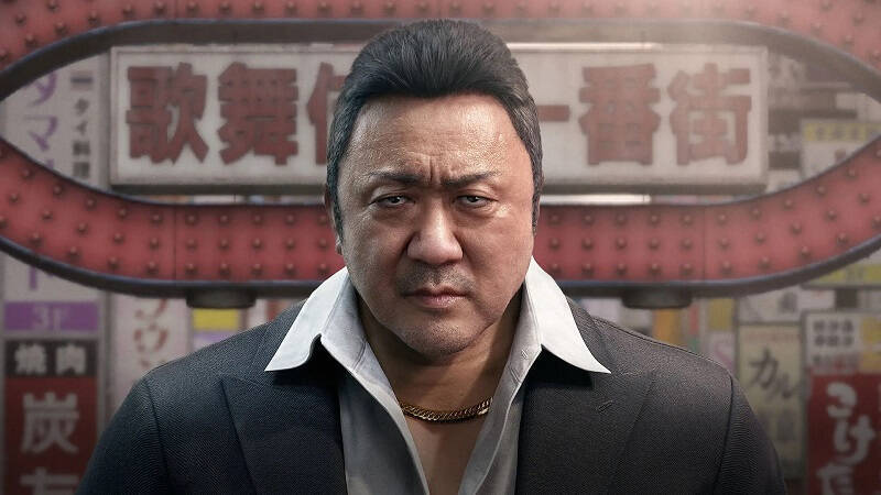 Мужчина в костюме перед вывеской Nagoshi Studio