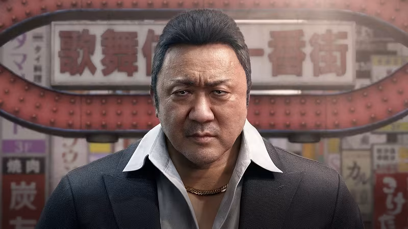 Мужчина в костюме перед вывеской Nagoshi Studio
