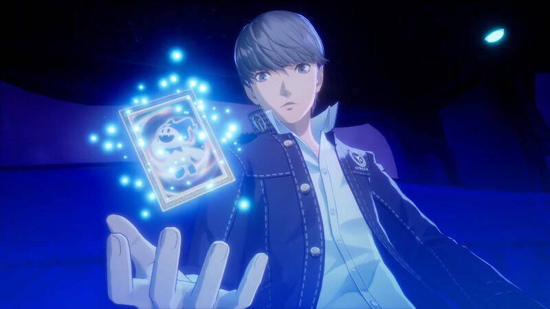 Молодой человек с серыми волосами держит голографическую карточку Persona 4 Revival