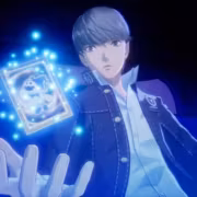 Молодой человек с серыми волосами держит голографическую карточку Persona 4 Revival
