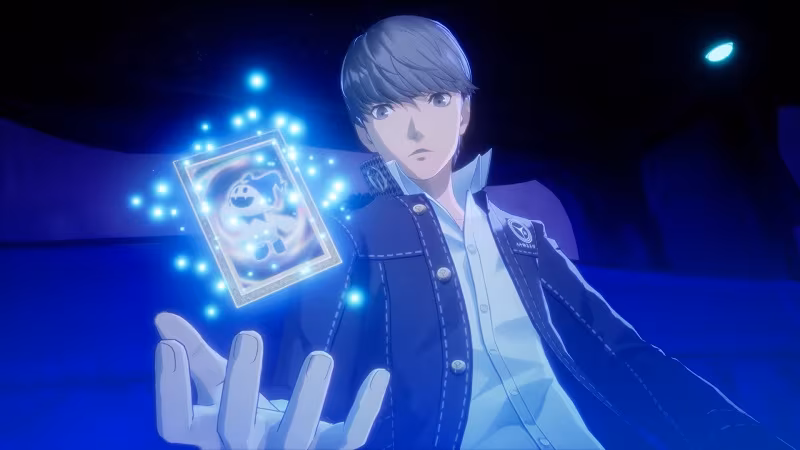 Молодой человек с серыми волосами держит голографическую карточку Persona 4 Revival