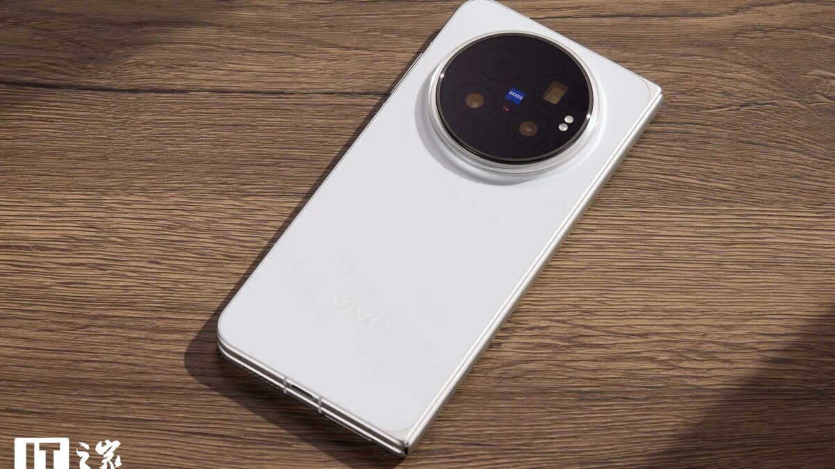 Белый смартфон Vivo X Fold6 на деревянной поверхности
