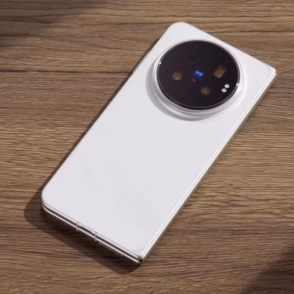 Белый смартфон Vivo X Fold6 на деревянной поверхности