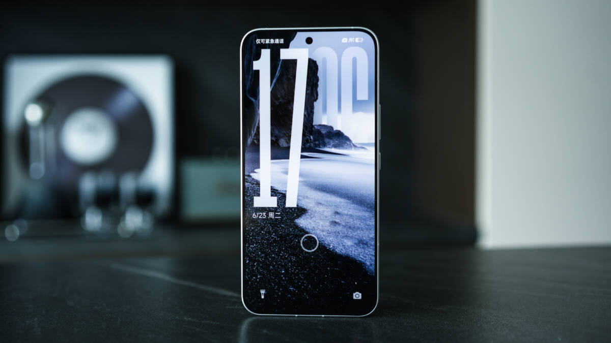 Игровой смартфон Redmi K90 Ultra на лицевой стороне