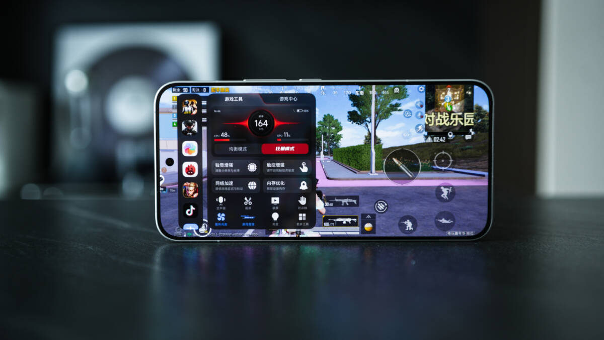 Игровой смартфон Redmi K90 Ultra в руке пользователя