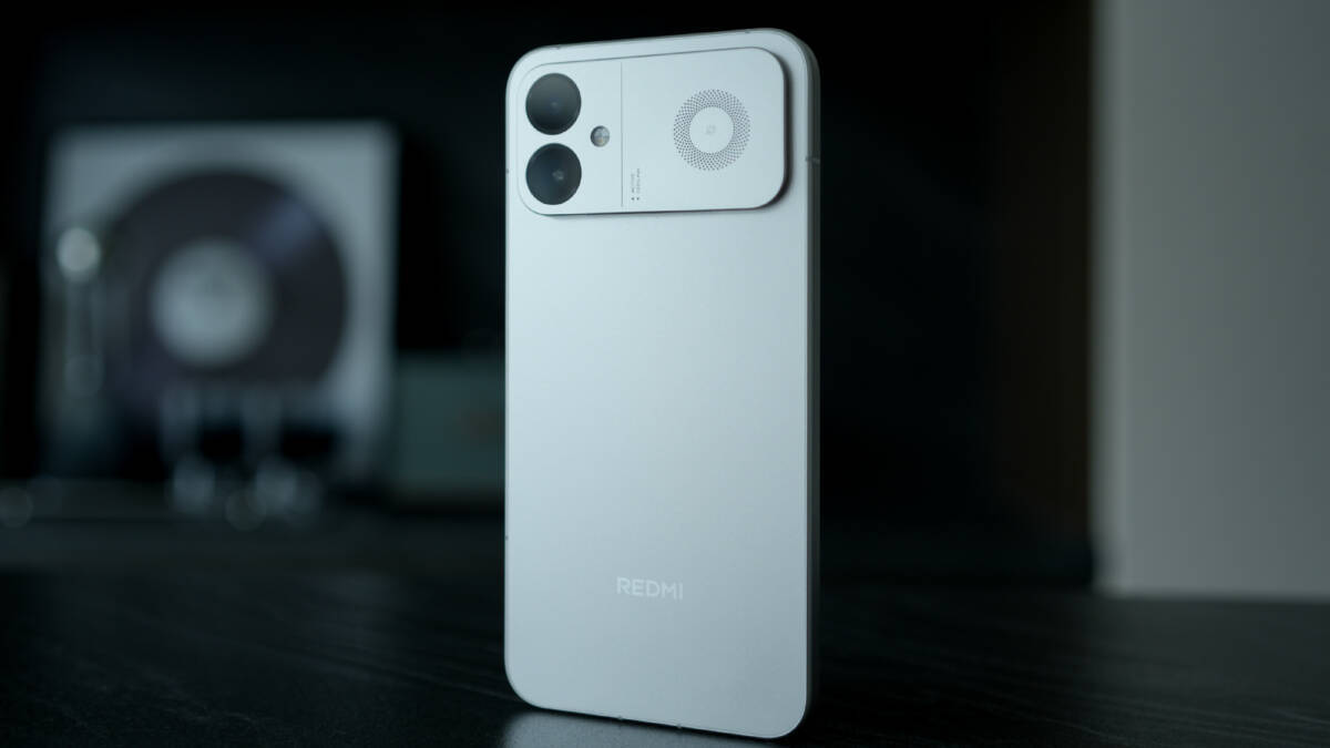 Серебристый игровой смартфон Redmi K90 Ultra на столе