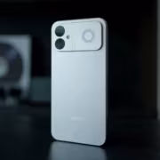 Серебристый игровой смартфон Redmi K90 Ultra на столе