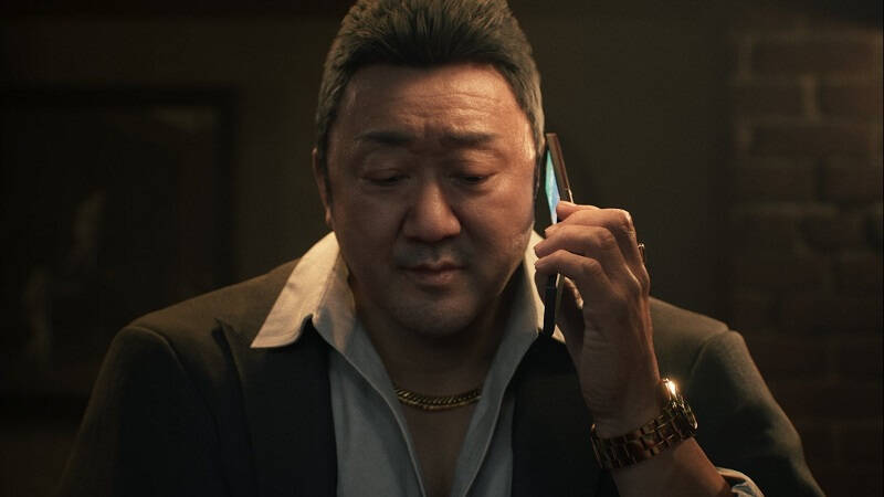Студия Nagoshi Studio прекратила работу после отзыва денег 4 Мужчина разговаривает по телефону в темной комнате